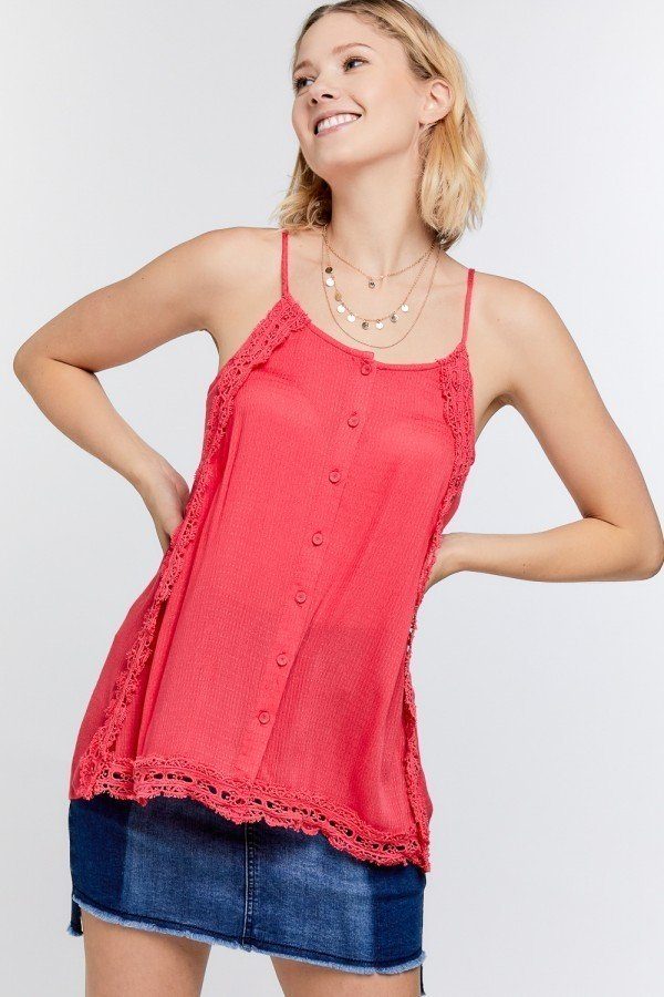 Coral camisole top mit Knopfleiste, gekräuseltem Spitzenbesatz und Trägern
