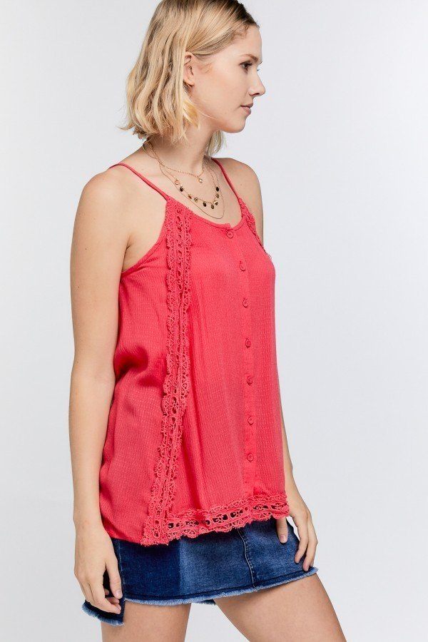 Coral Cami-Top mit seitlichem Spitzenbesatz, Knöpfen vorn und Trägern