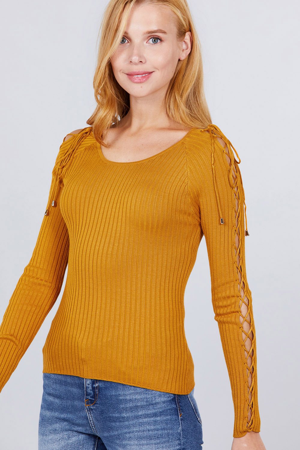Senfgelber Rippstrick-Pullover mit Rundhalsausschnitt und Schnür-Details an den Ärmeln