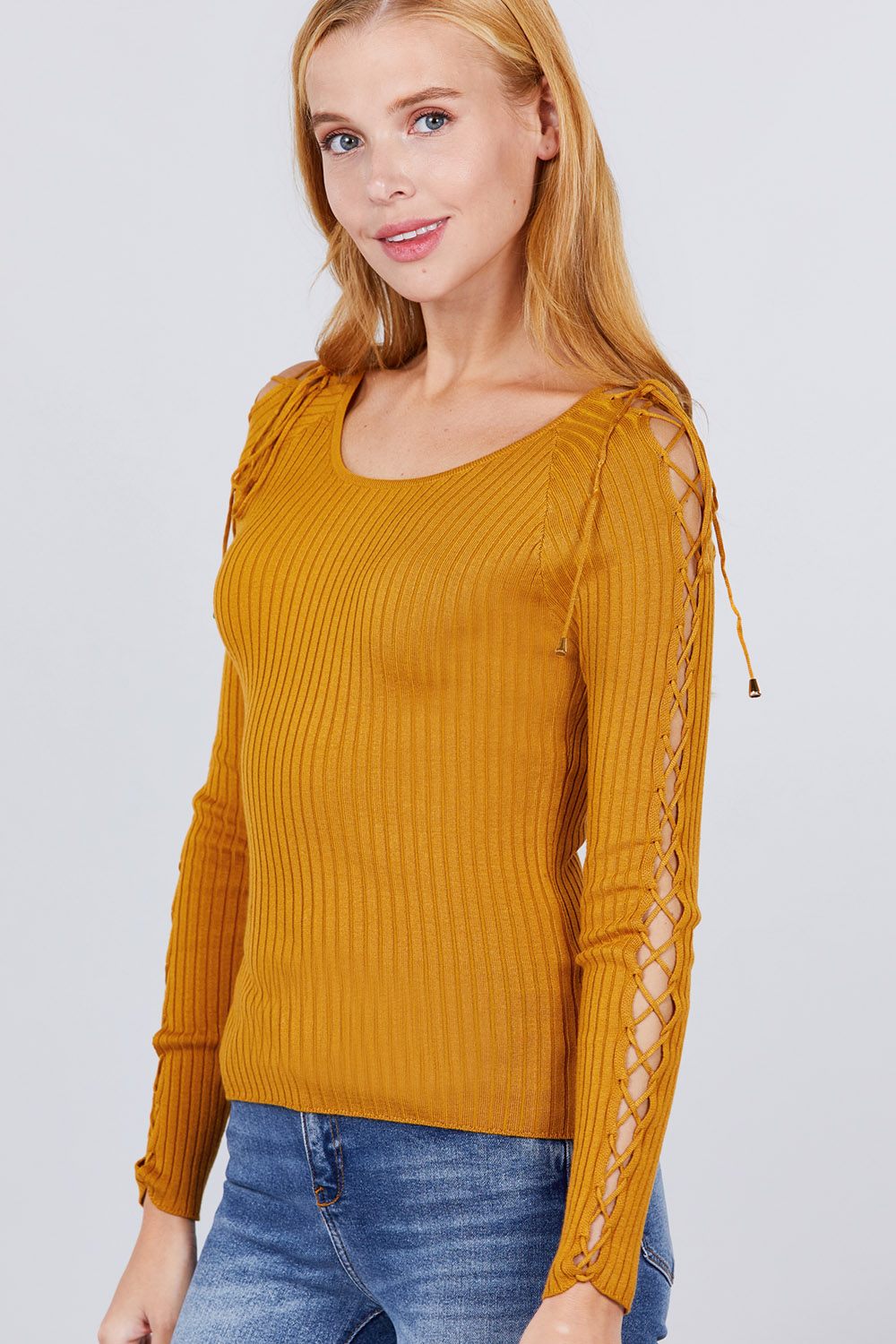 Senfgelber Rippstrickpullover mit Rundhalsausschnitt und geflochtenen Ärmel-Schnüren