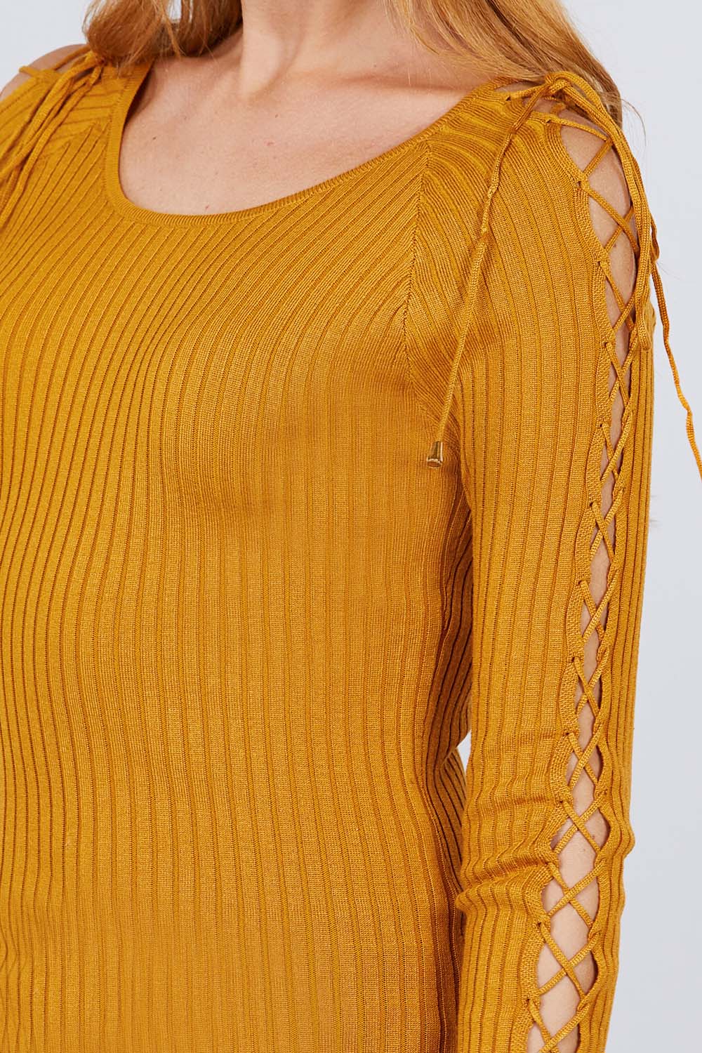 Nahaufnahme: senfgelber Rippstrickpullover mit Rundhalsausschnitt und geschnürtem Schulterbereich