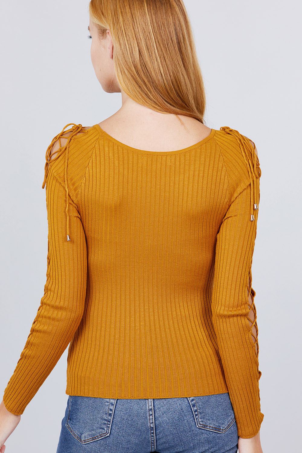 Rückenansicht senfgelber Longsleeve-Rippstrickpullover mit geflochtenen Ärmel-Schnüren