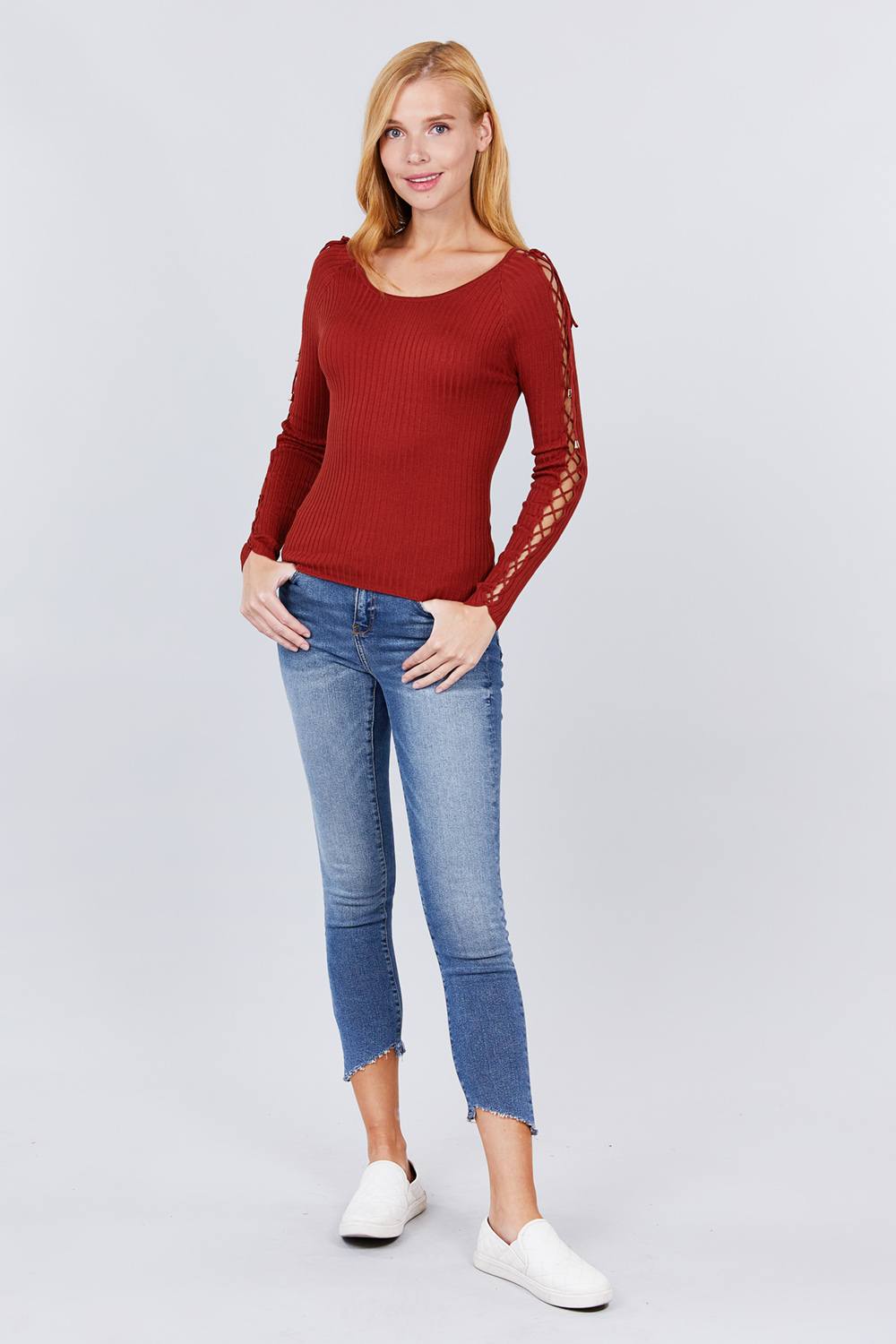 Rotbrauner Langarm-Rippstrickpullover mit Rundhalsausschnitt und geflochtenen Seitenärmeln