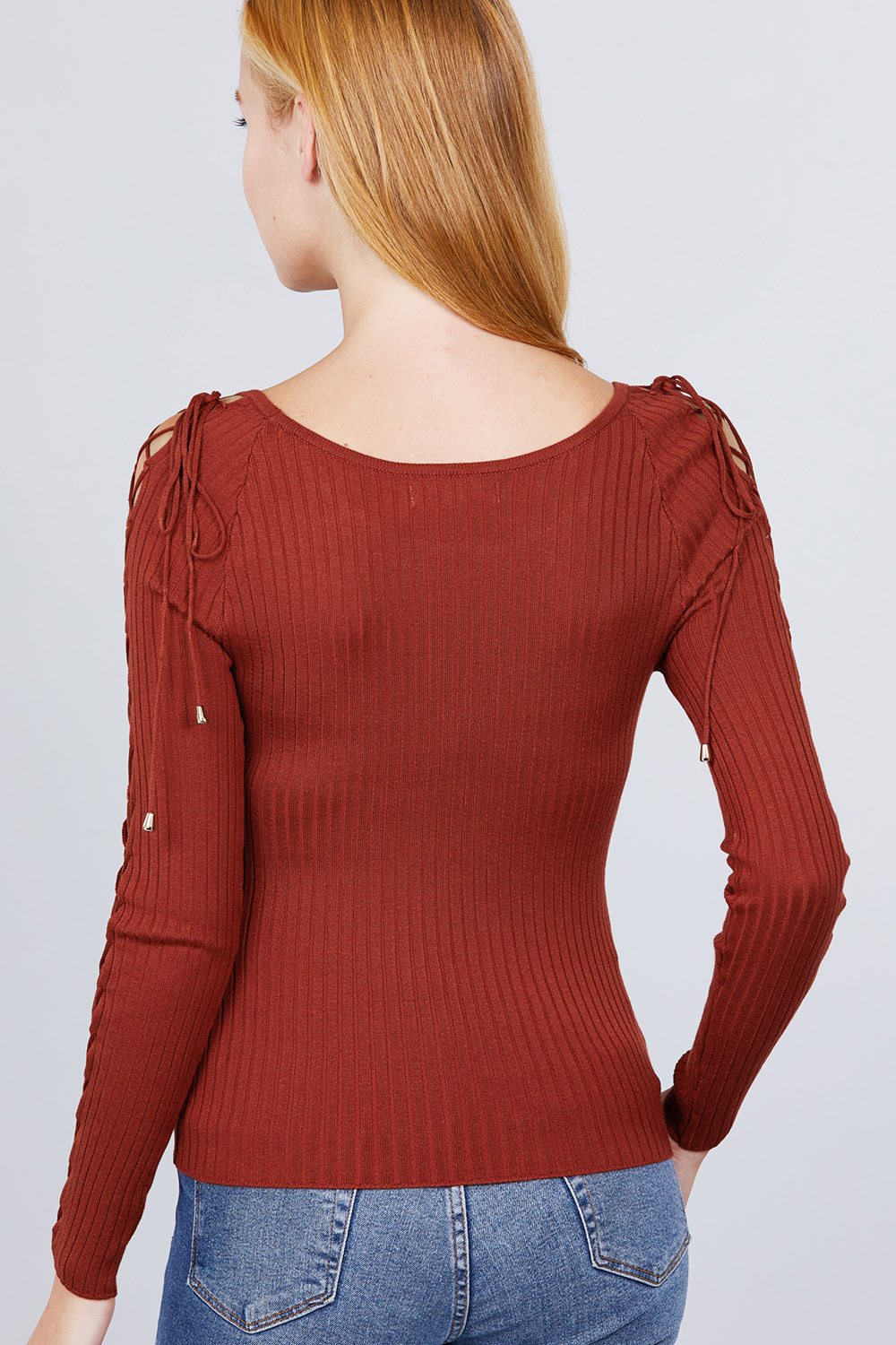 Rückenansicht rotbrauner Longsleeve-Rippstrickpullover mit Schnür-Ärmeln