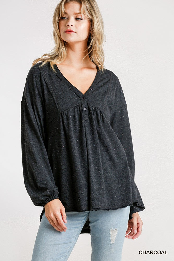 Charcoal Babydoll-Top mit Knopfleiste, V-Ausschnitt, langen Puffärmeln und rohem Saum