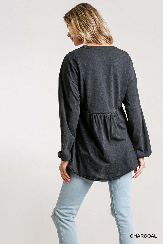 Charcoal Babydoll-Top Rückansicht mit gerafftem Bund und langen Puffärmeln