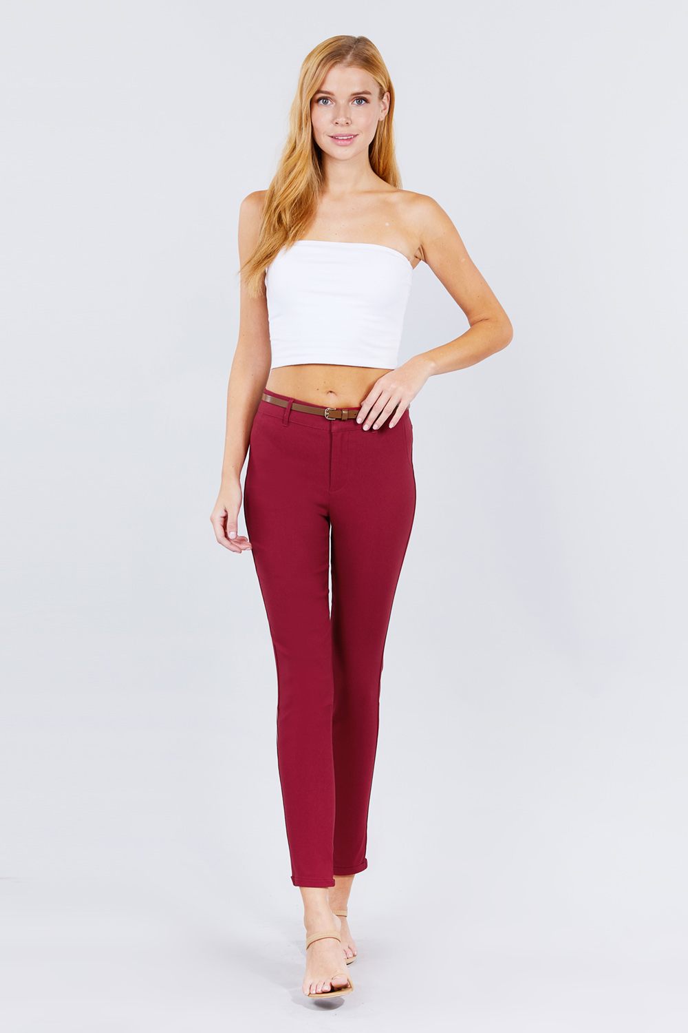 Pantalón largo granate con cinturón y pernera ajustada, vista frontal