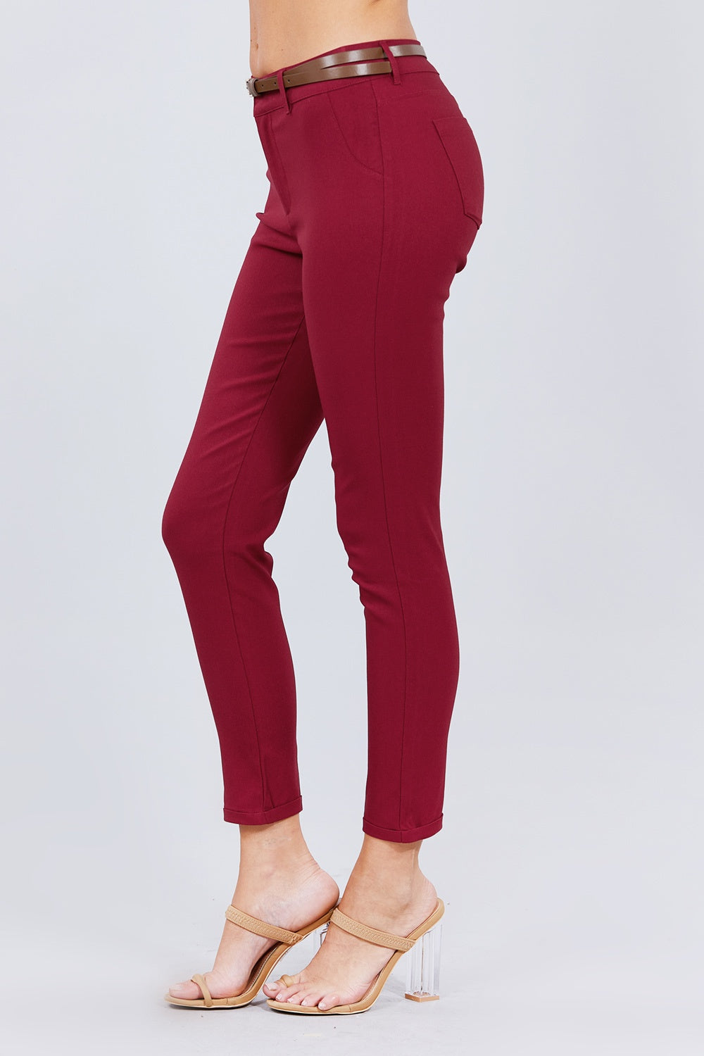 Pantalón granate con cinturón de hebilla, costuras laterales y pernera ajustada