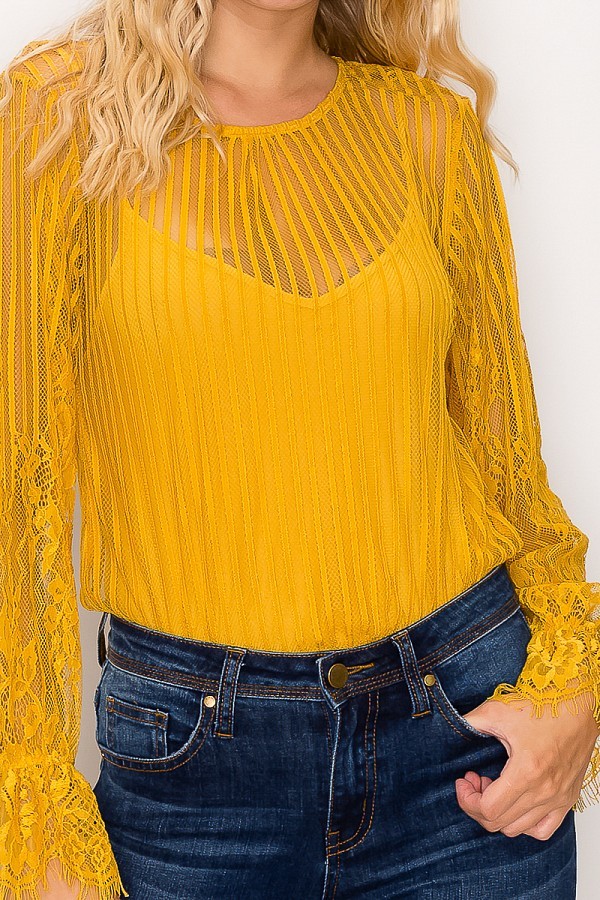 Lace Trim Shadow Stripe Bodysuit gelb, Nahansicht mit Schatten-Streifenoptik und Spitzenbesatz
