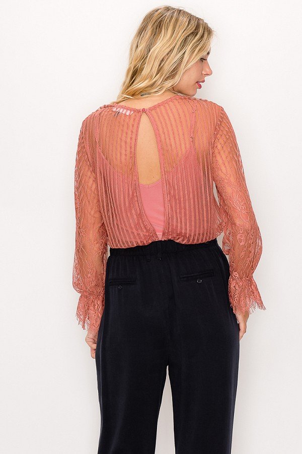 Lace Trim Shadow Stripe Bodysuit dunkelrosa, Rücken mit Mittelöffnung und durchsichtiger Spitzenoptik