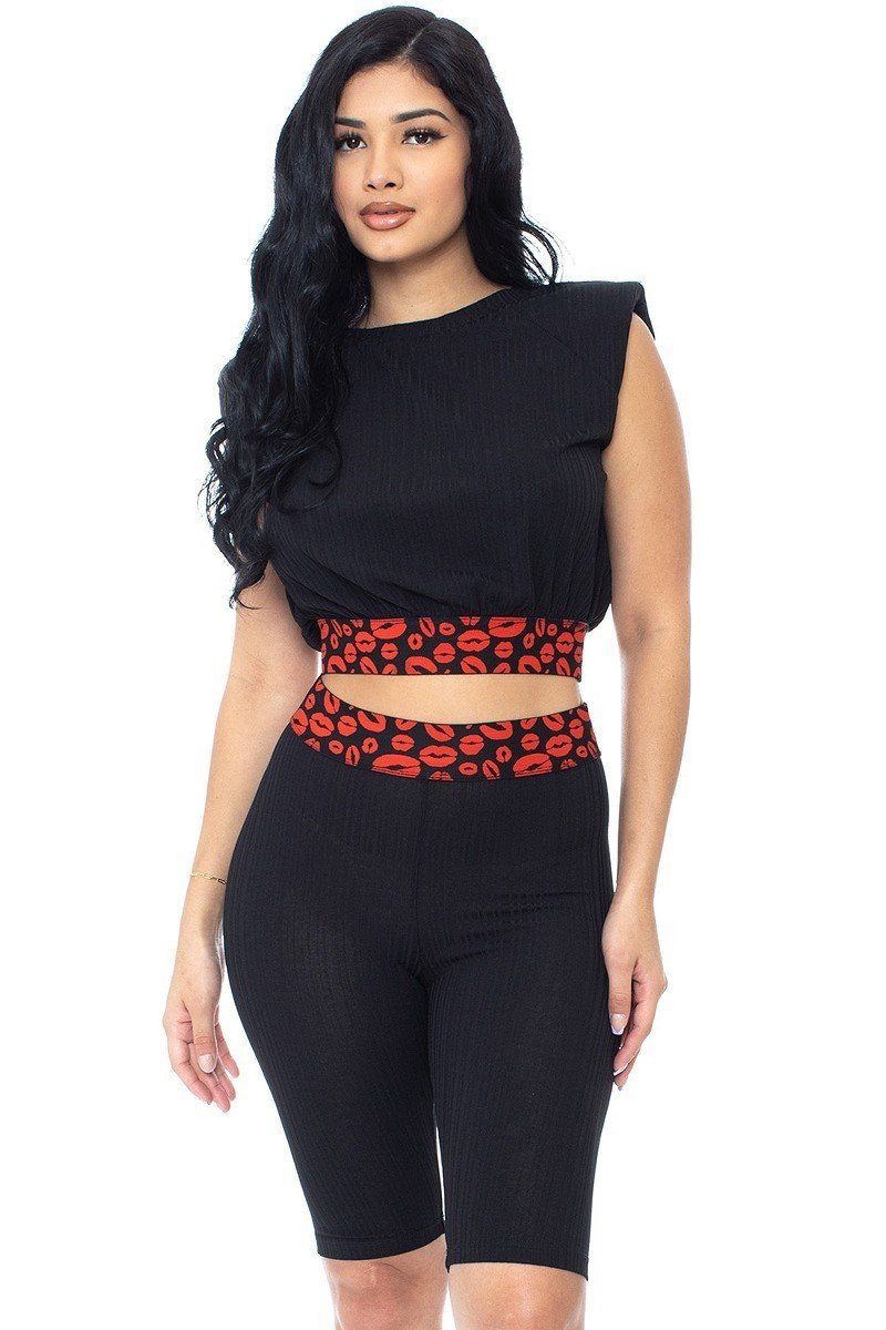 Shorts biker negros con banda roja estampada tipo leopardo y detalle en hombros