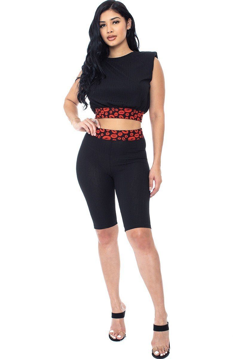 Shorts biker negros entallados con banda roja estampada tipo leopardo y tiro alto