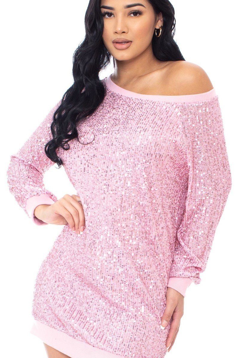 Abito mini rosa in paillettes con scollo largo e maniche lunghe, taglio boxy