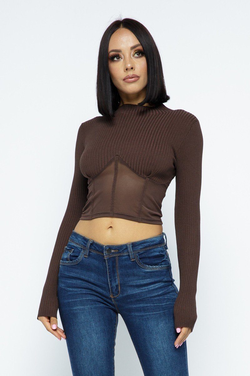 Braunes Strick-Crop-Top mit langen Ärmeln, hoher Ausschnitt und Mesh-Einsatz vorne
