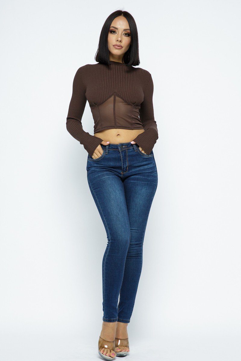Braunes Strick-Crop-Top mit Mesh-Einsatz unten, lange Ärmel, hoher Kragen