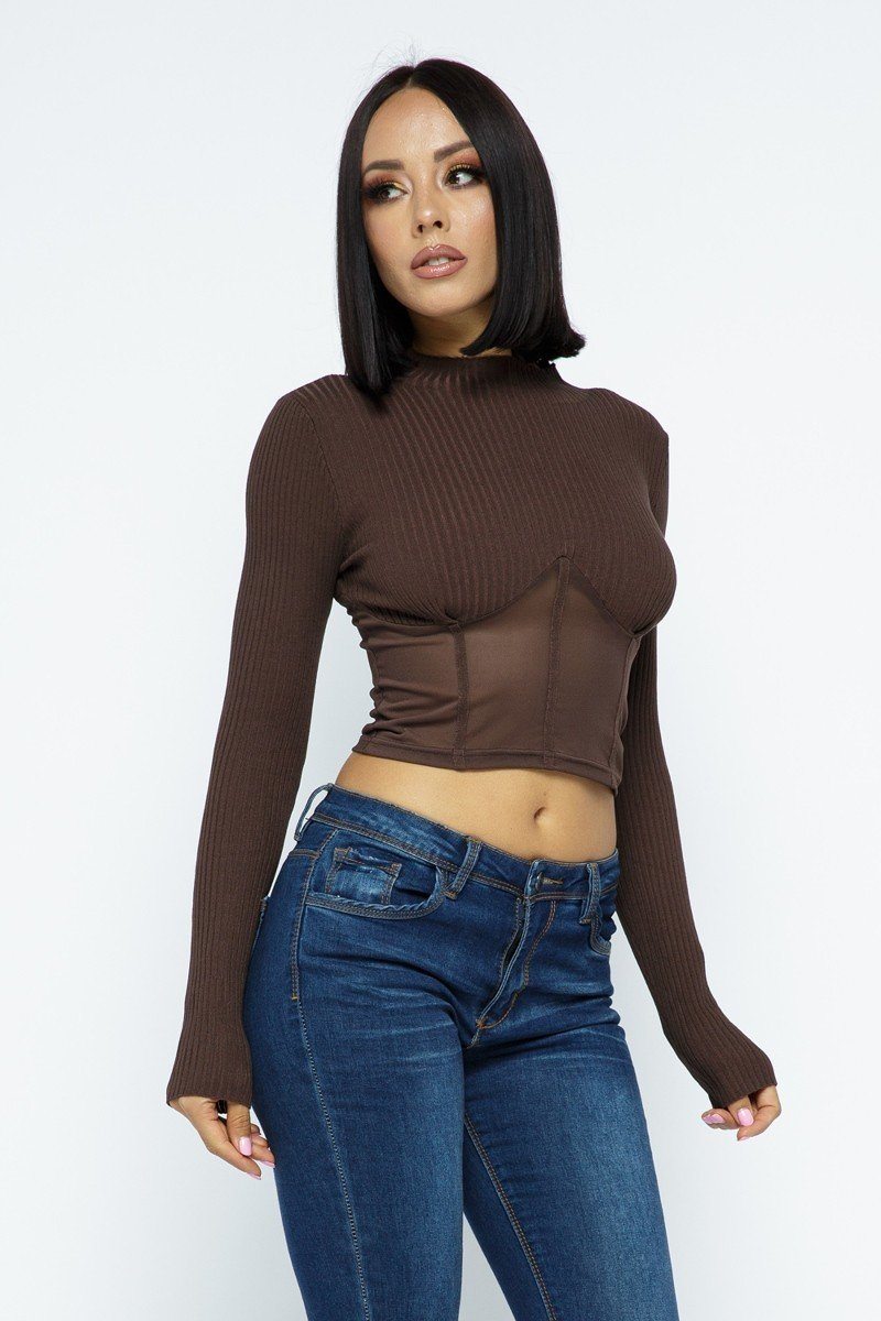 Braunes Strick-Crop-Top mit langen Ärmeln und seitlichem Mesh-Einsatz am unteren Saum