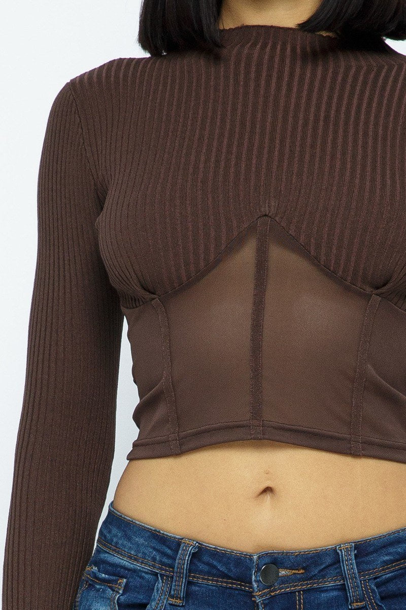 Nahaufnahme: Braunes Strick-Crop-Top mit Mesh-Panel an der Unterseite, lange Ärmel