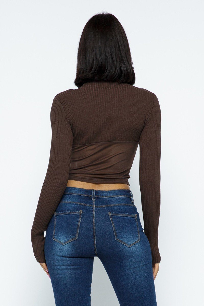 Rückansicht: Braunes Strick-Crop-Top mit Mesh-Einsatz, lange Ärmel, schmale Taille