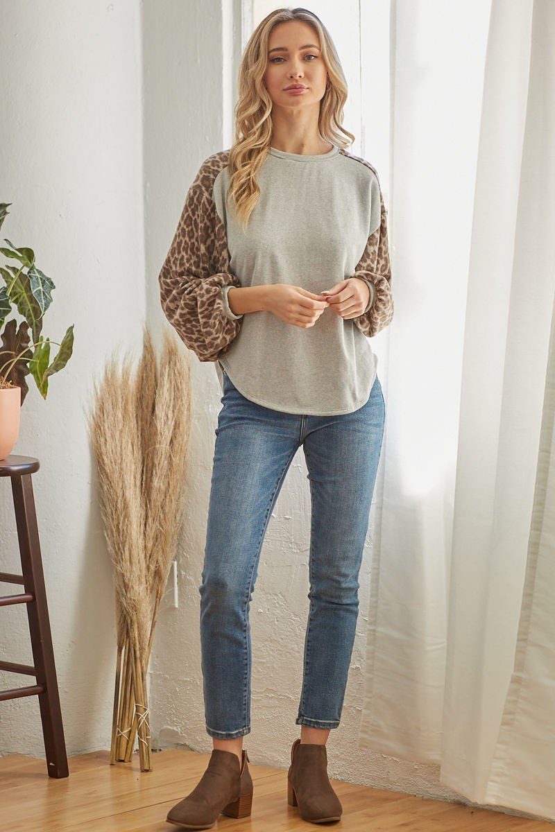 Leopard-Longsleeve-Shirt: grauer Körper, leopardfarbene Puffärmel, eng anliegendes Finish