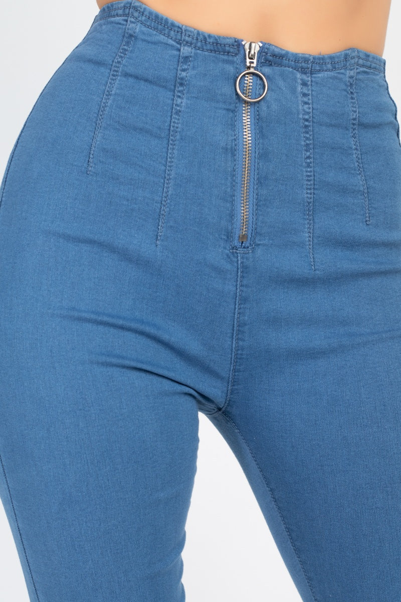 High Waist Denim Jeans: hoher Bund mit Ring-Reißverschluss und Ziernähte