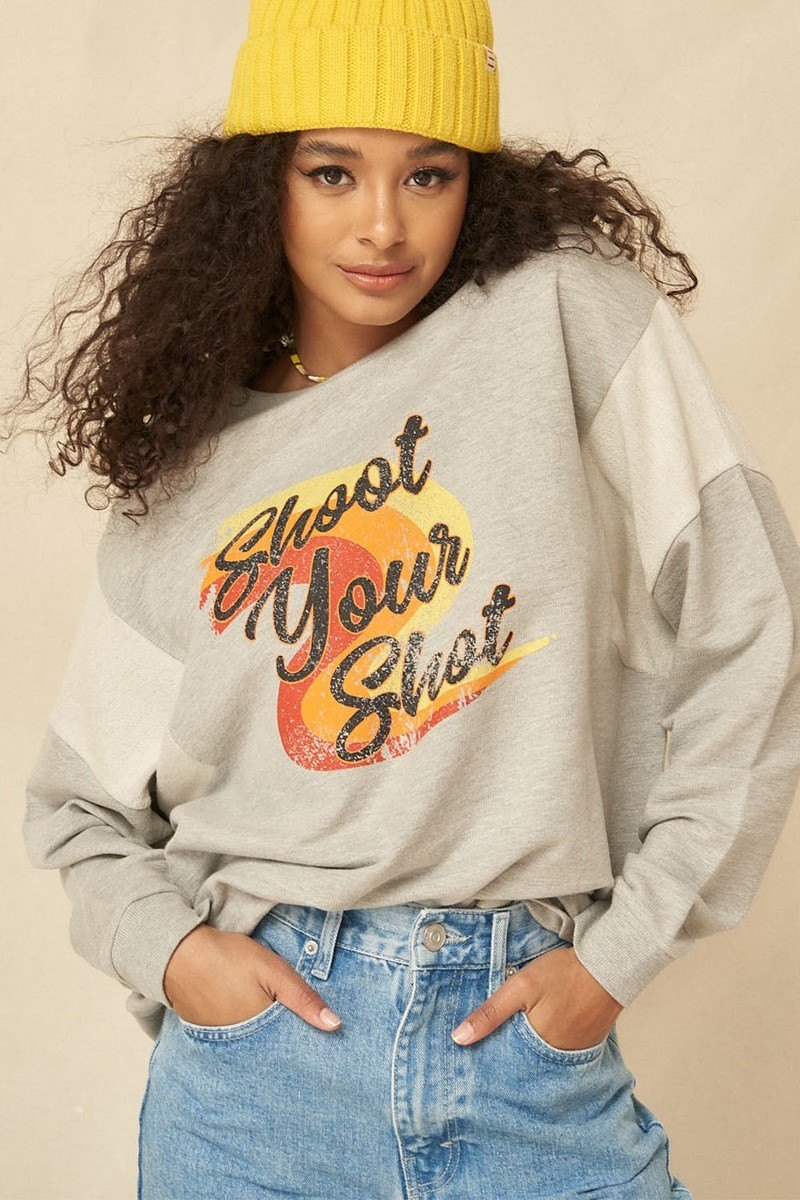 Sweatshirt gris clair à encolure ronde et graphique «Shoot Your Shot» coloré