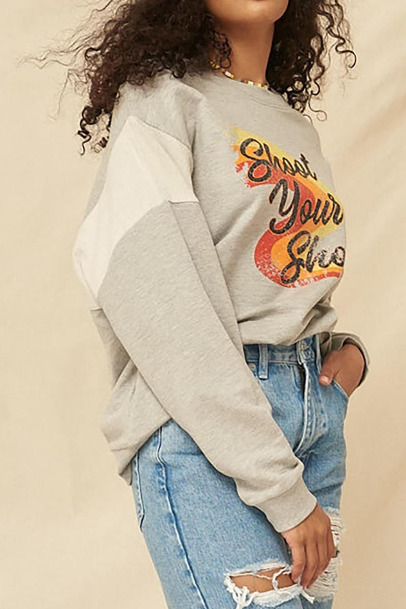 Sweatshirt manches longues gris clair avec graphique «Shoot Your Shot» sur le devant
