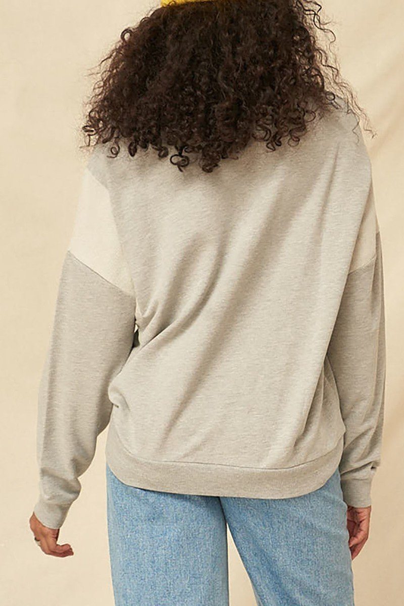Dos du sweatshirt en molleton gris clair, encolure ronde et ourlet côtelé