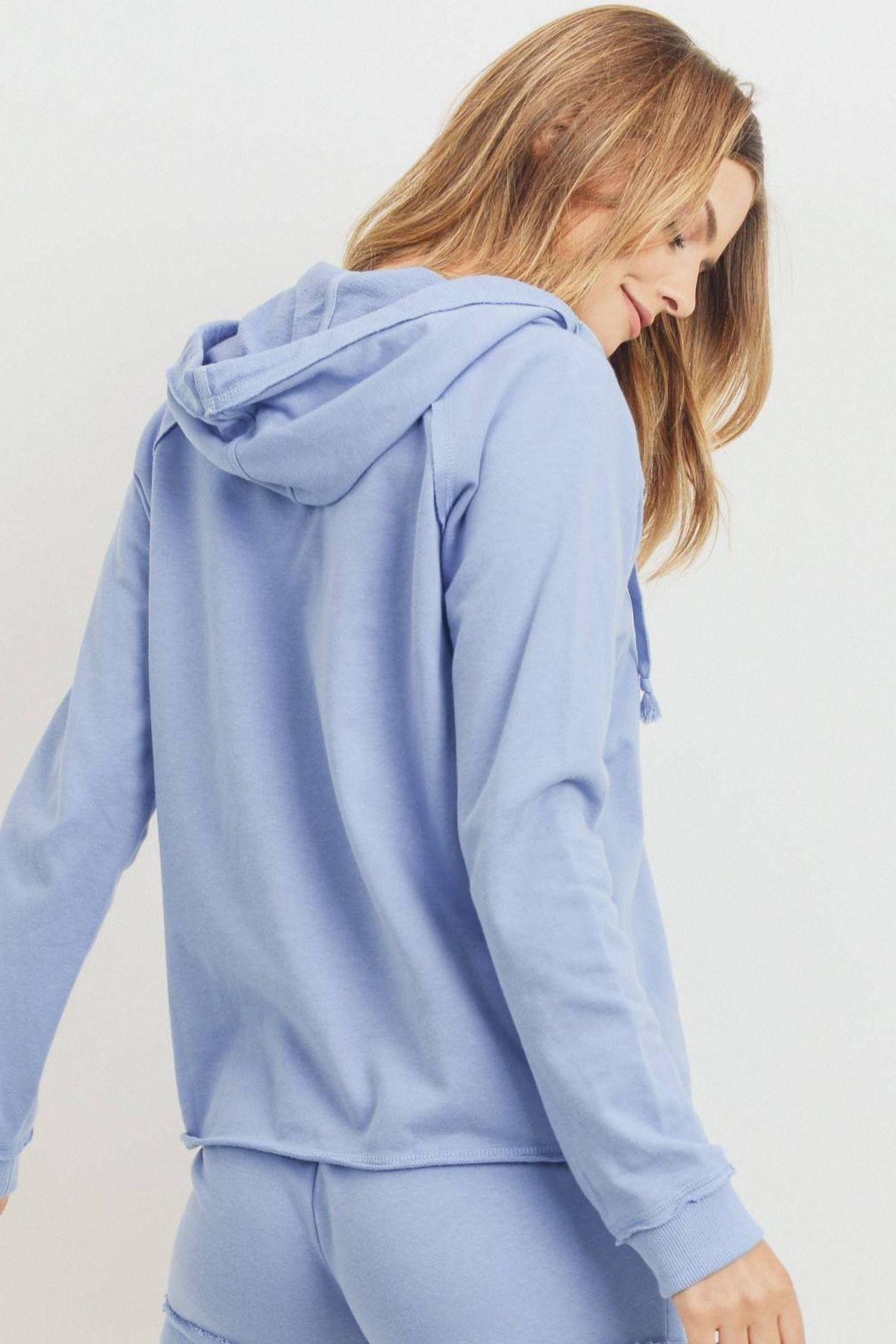 Rückansicht: hellblaues Kapuzenshirt mit langen Ärmeln, Kordelzug an der Kapuze
