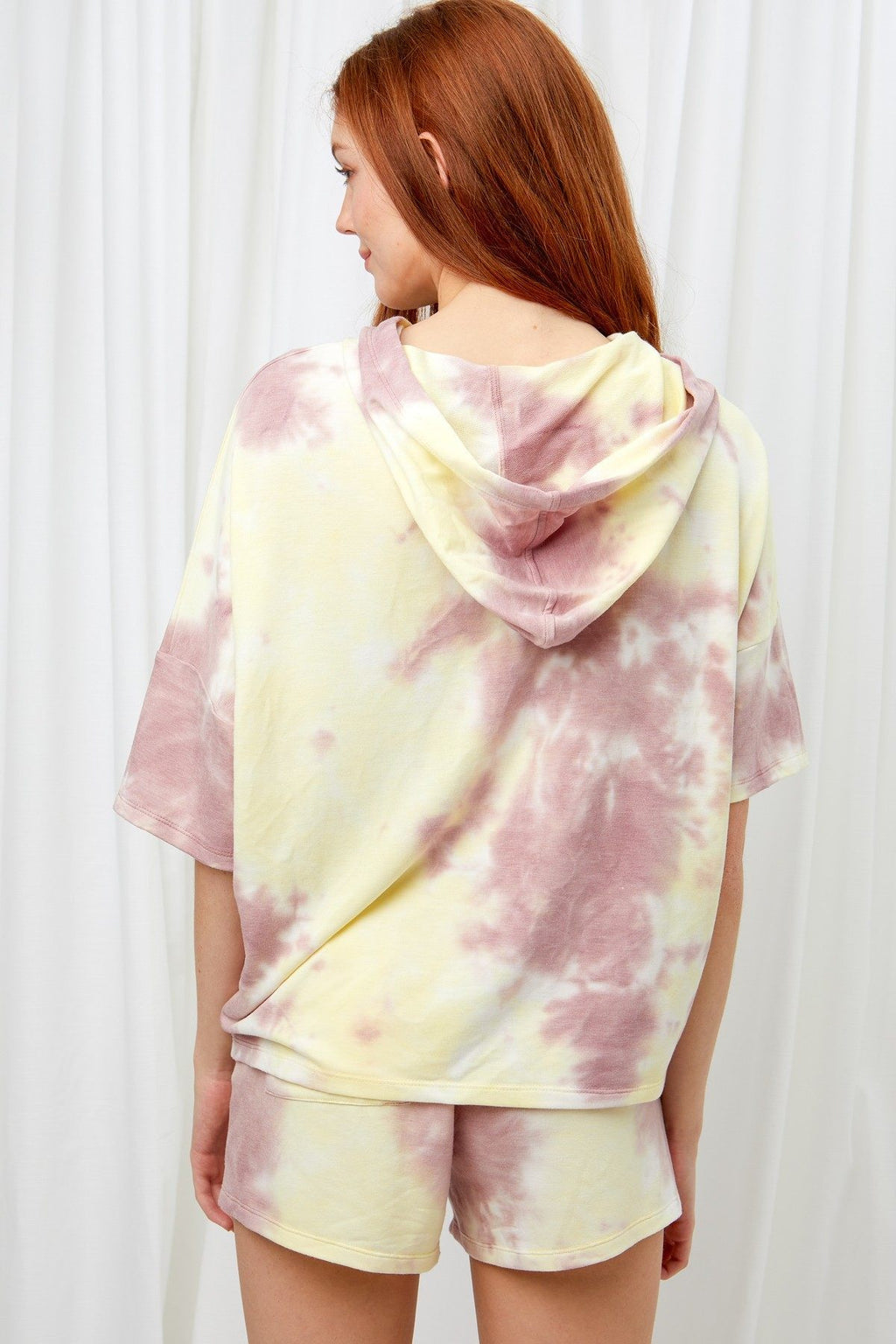 Rückansicht Knit Tie Dye Hoodie mit Kapuze, pastellgelb und rosa Batikmuster