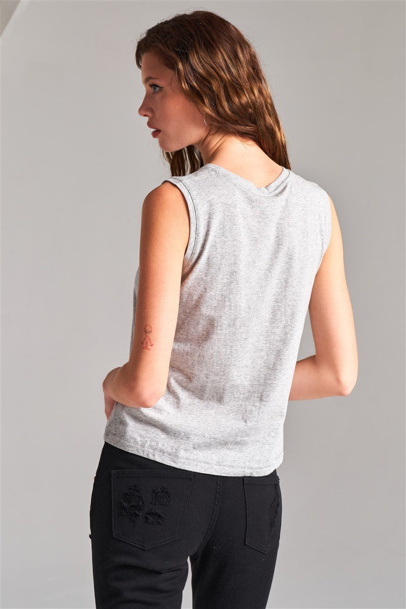 Graues Tanktop ohne Ärmel, Rundhalsausschnitt von der Seite