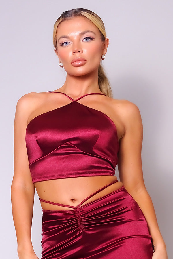 Halter-Crop-Top, weinrot, schimmernd mit gekreuzten Trägern vorn