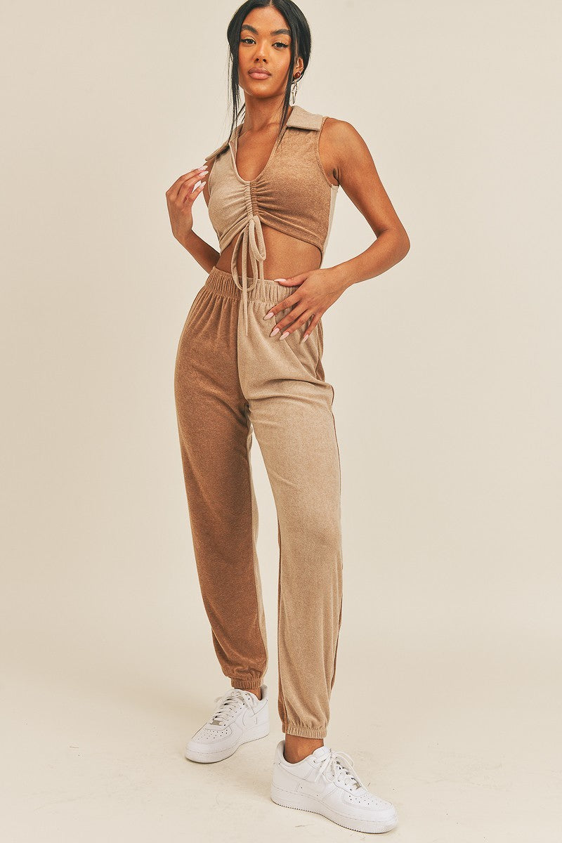 Conjunto bicolor: top sin mangas con cordón fruncido y joggers, vista frontal