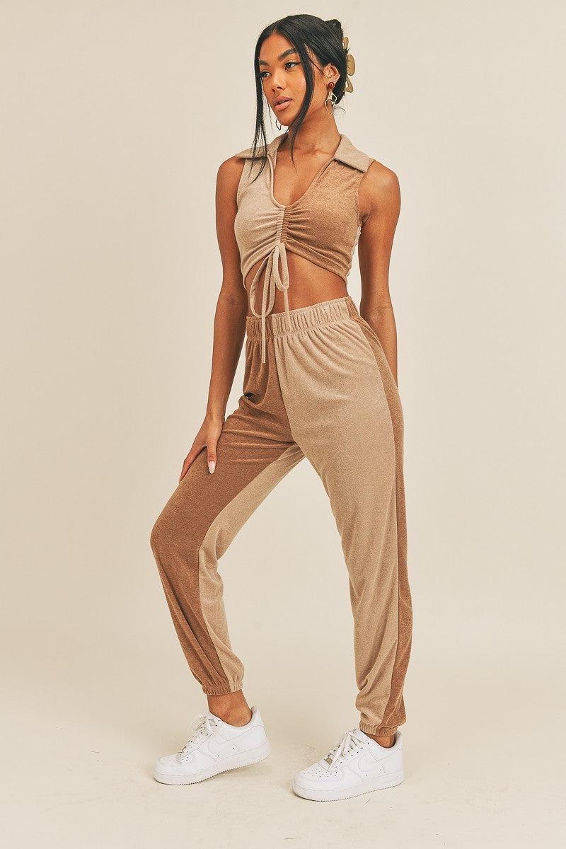 Conjunto dos piezas bicolor: top tipo halter con cordón y joggers, vista lateral