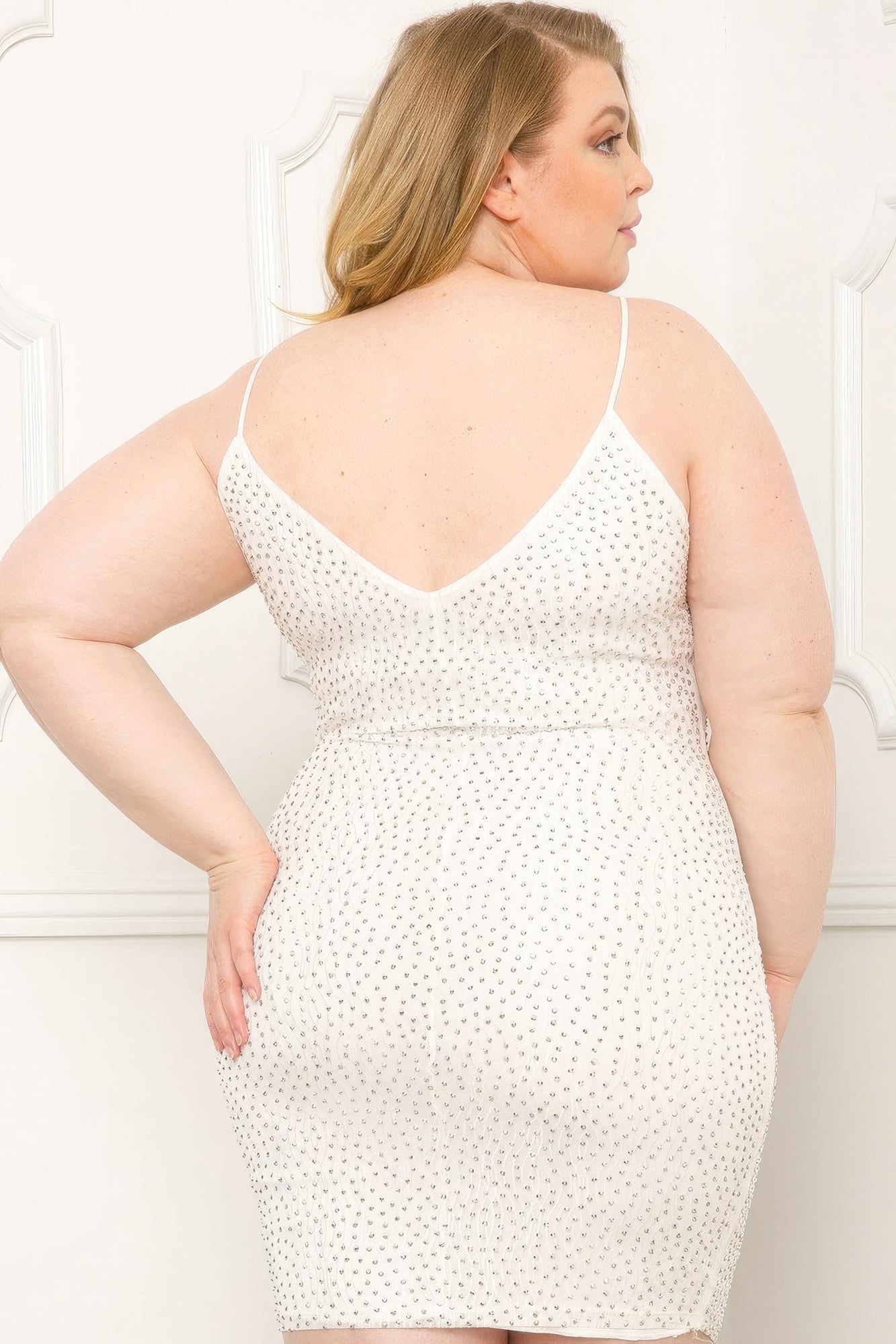 Rückenansicht des Rhinestone Body Plus Size Mini Dress mit offenem V-Rücken