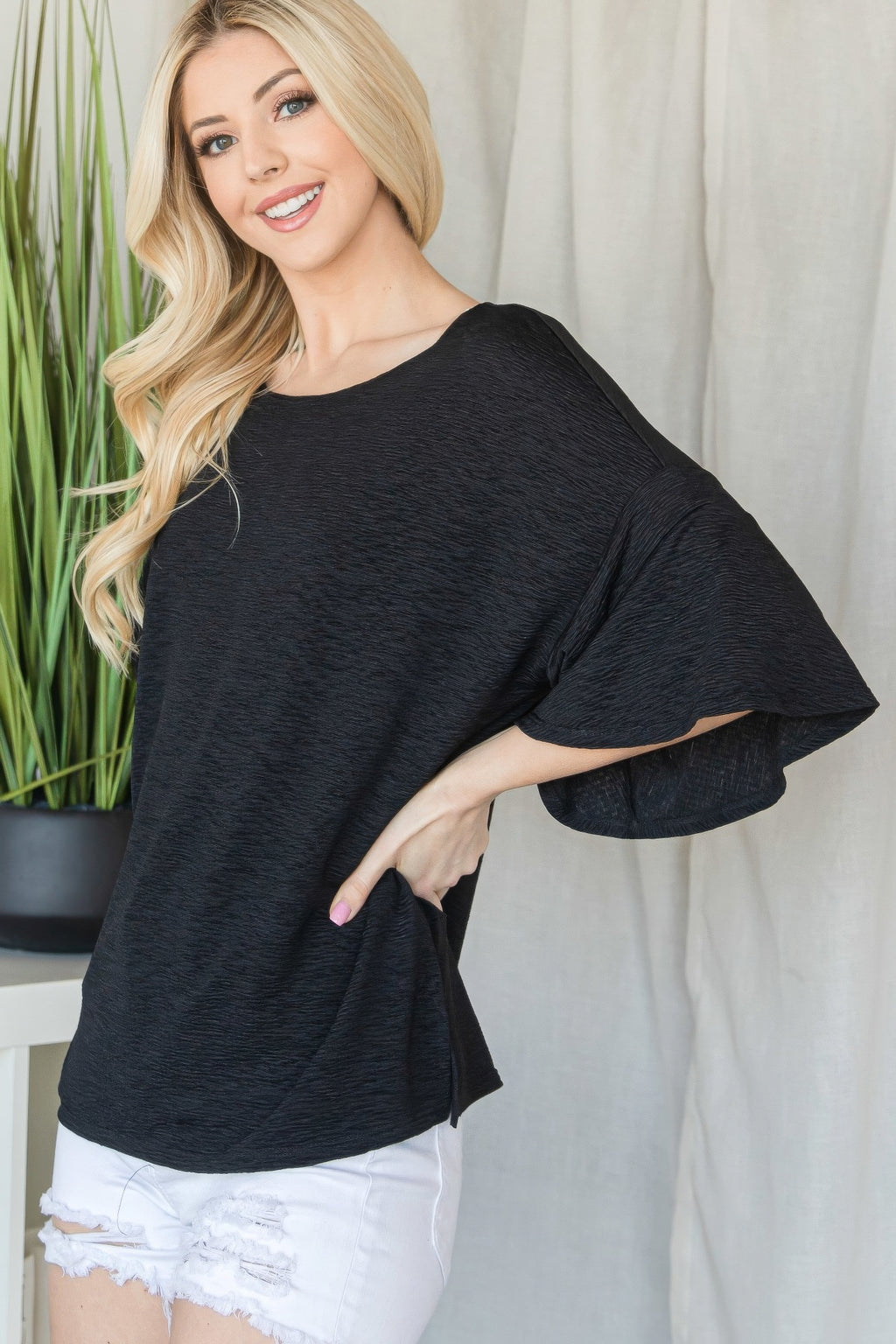 Flared sleeves short-sleeve top in black with loose fit