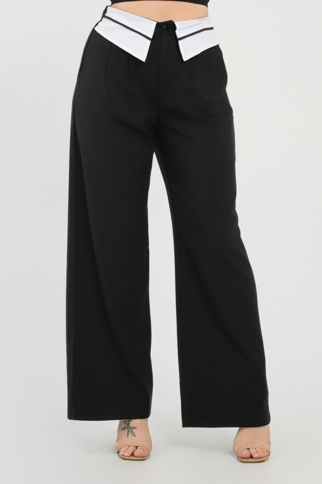 Schwarze Hose mit weißem Bundfutter, Frontknopf und weitem Bein