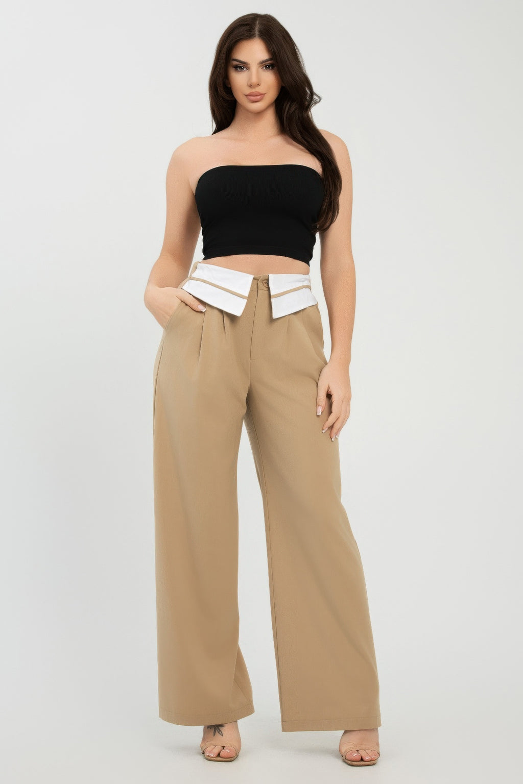 Khaki weite Hose mit Falte am Bund und weißem Faltkragen, Frontknopf