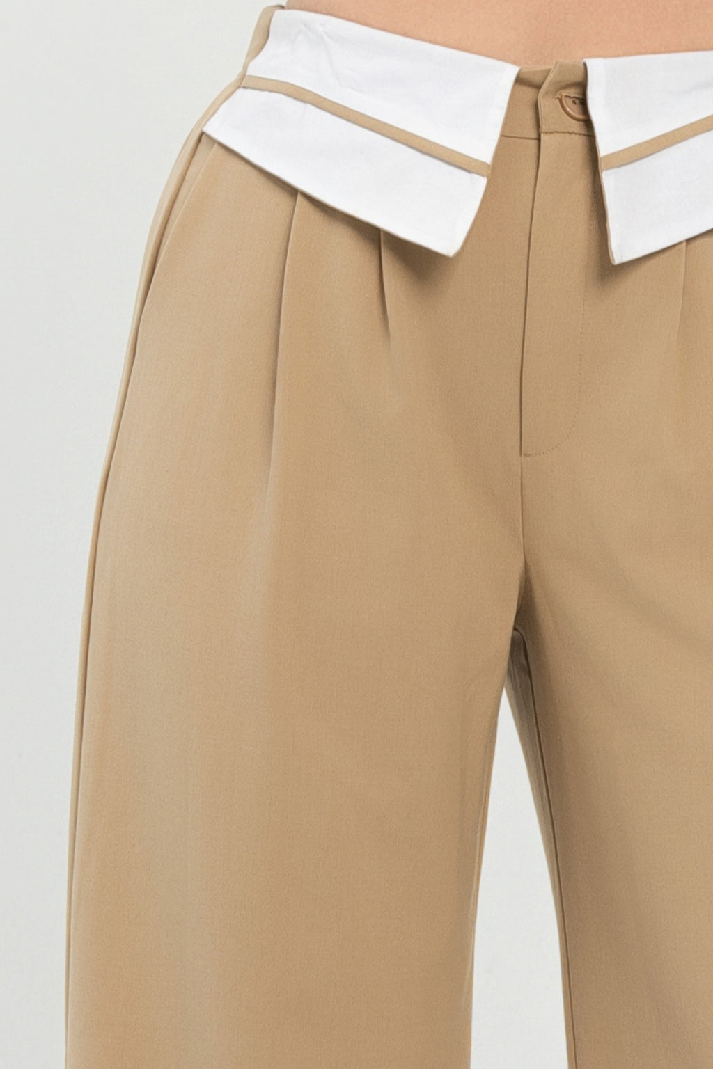 Khaki Hose: vorderer Knopf-Falz am Bund mit weißem Einsatz, glatte Front