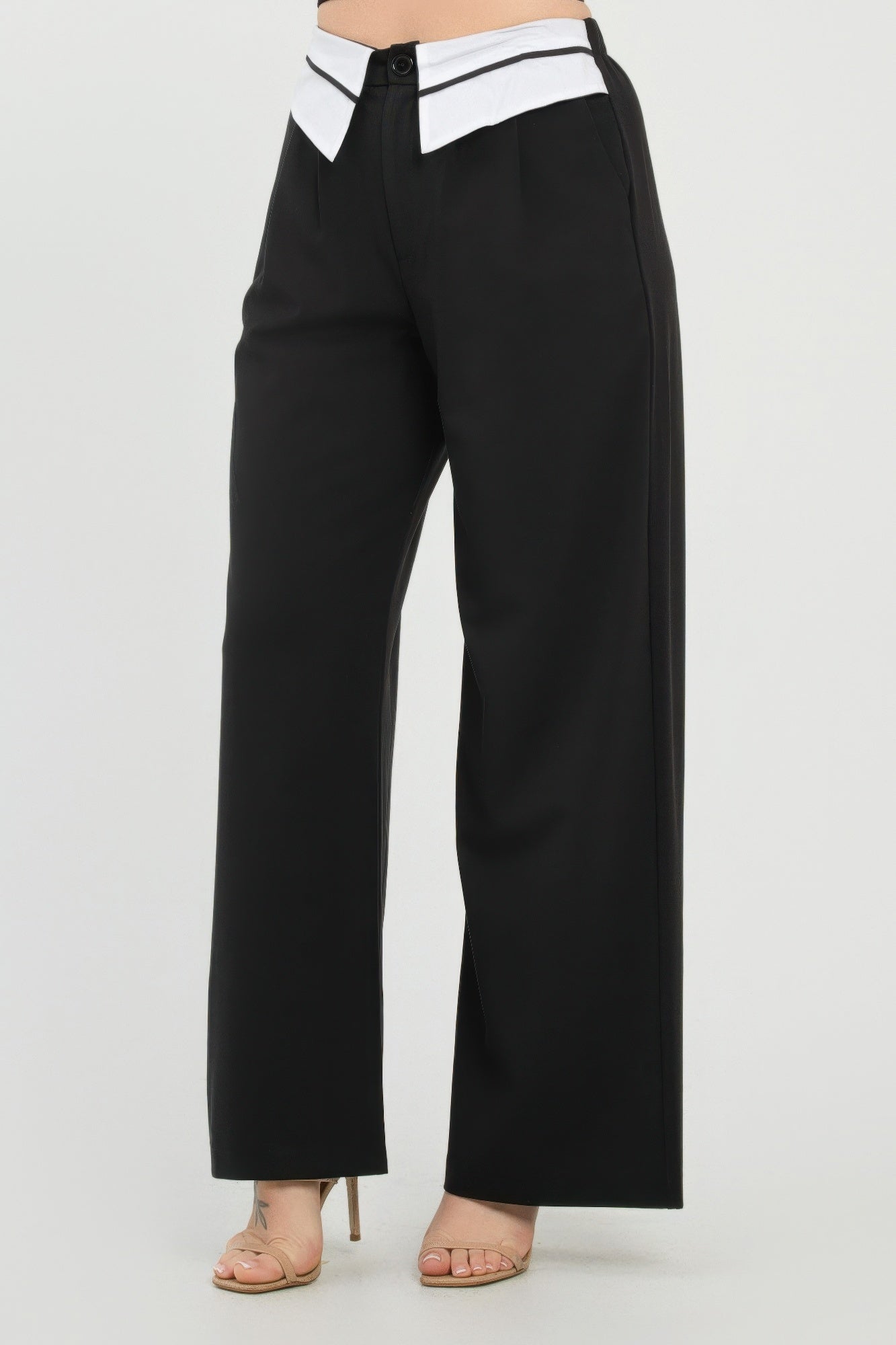 Schwarze Hose mit weißem Bundfutter und weitem, geradem Bein
