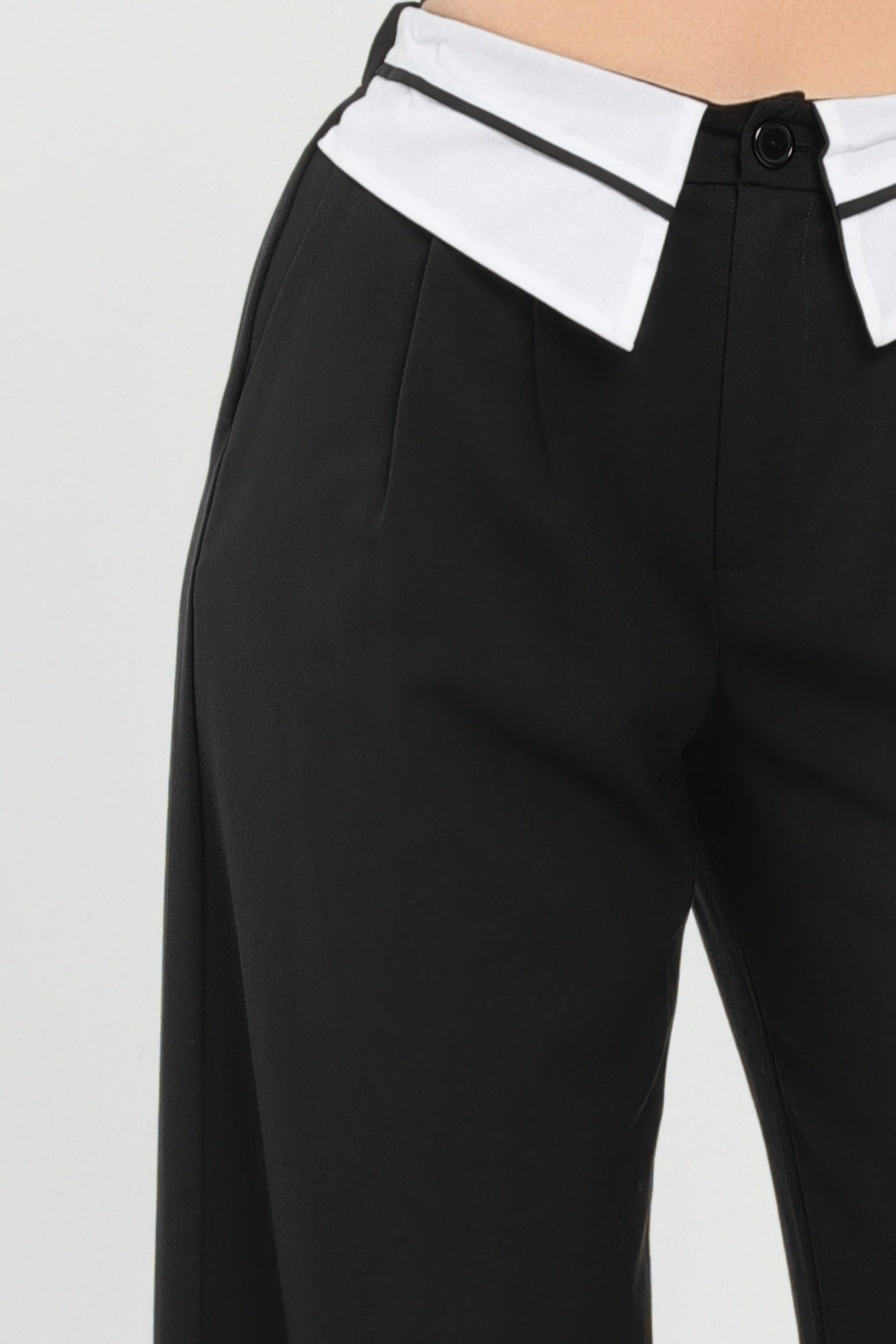 Schwarze Hose: weißer Bundfutterstreifen über Knopfleiste