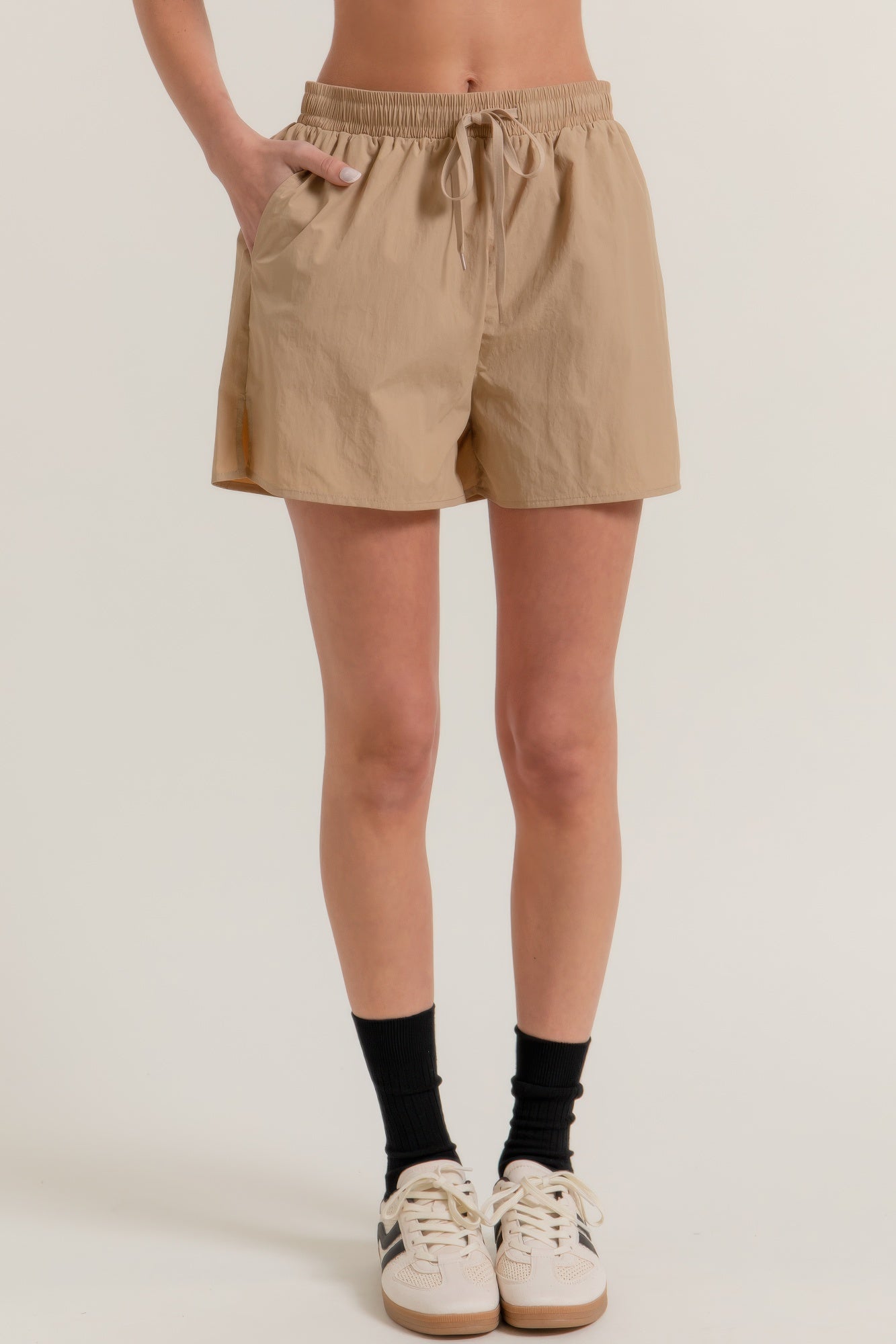Khaki side-slit workout shorts, elastic waist with drawstring and loose fit