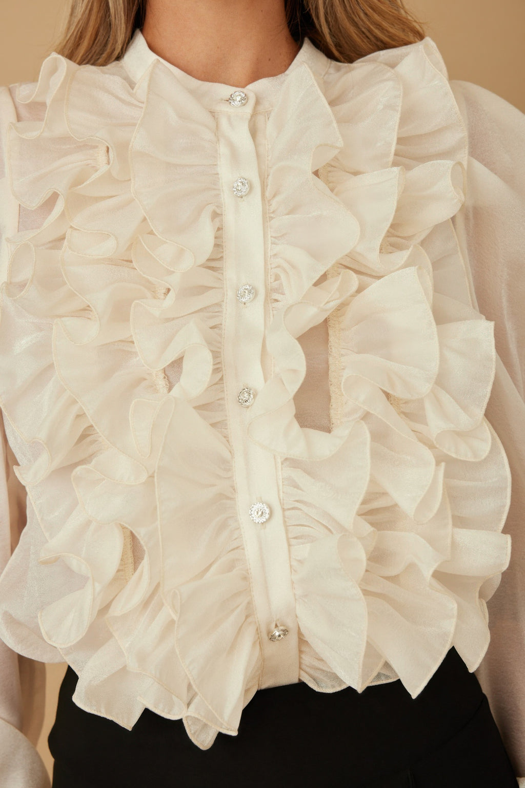 Ruffle Micro Crystal Blouse close-up, cremeweiß, Knopfleiste mit Glanzknöpfen, Rüschenfront