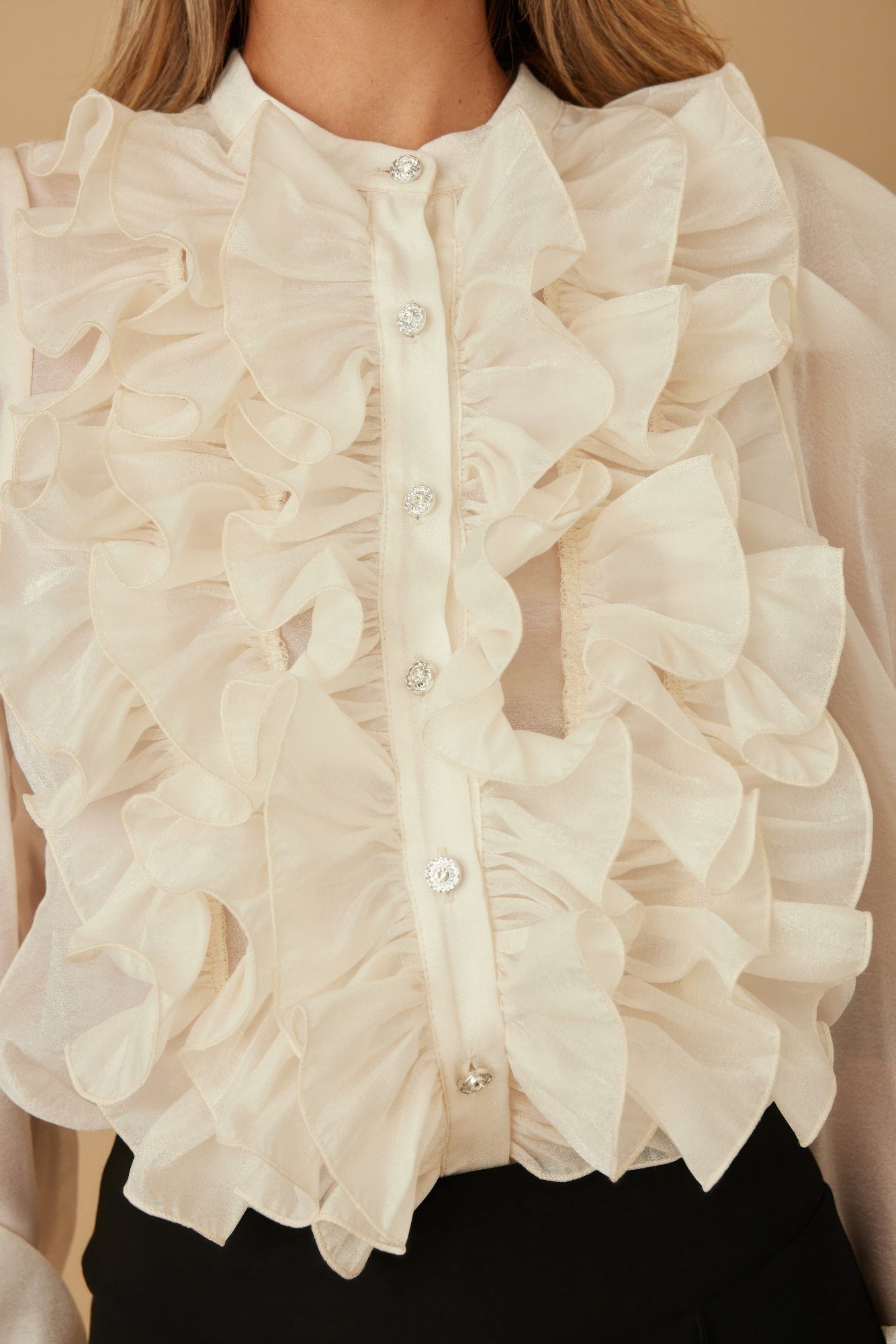 Ruffle Micro Crystal Blouse close-up, cremeweiß, Knopfleiste mit Glanzknöpfen, Rüschenfront