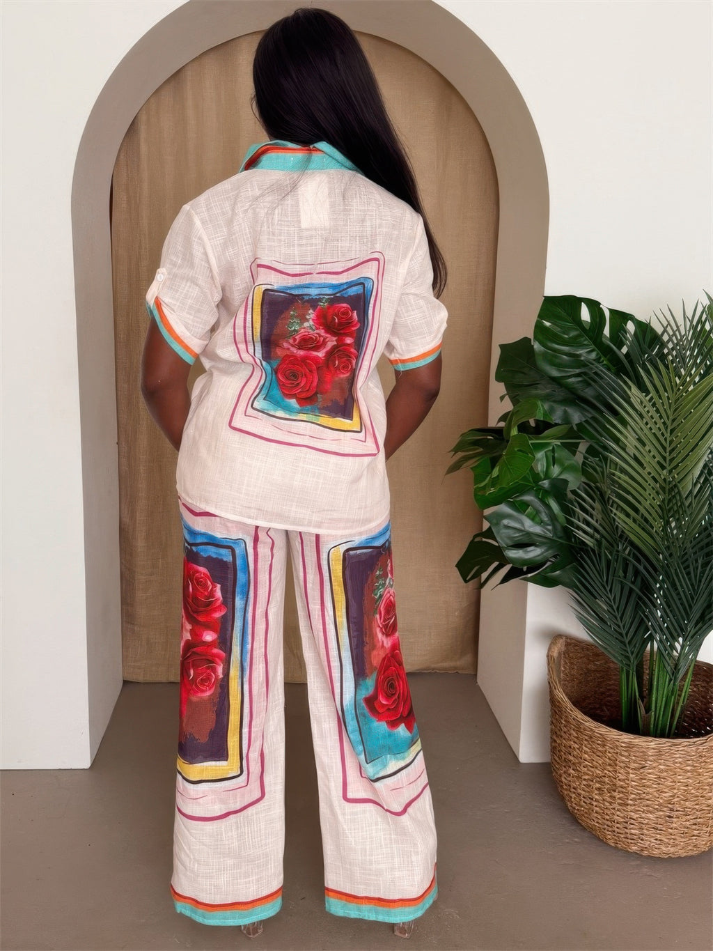 Rückansicht Floral Button-up Resort Lounge Set mit Rosenprint und weitem Bein