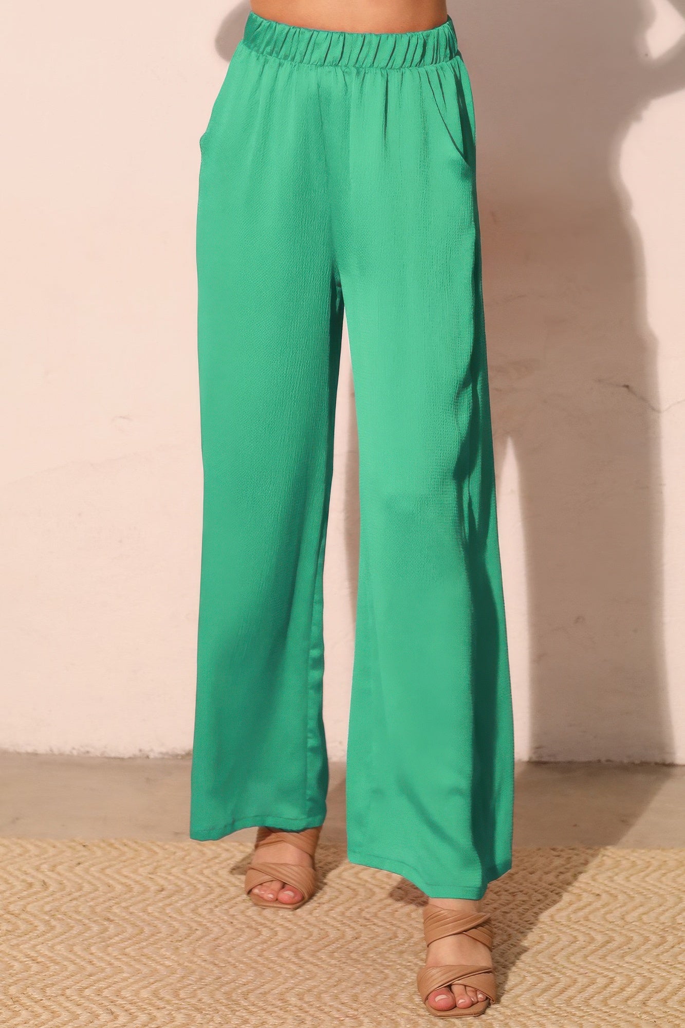 Green hammered satin pocket pants with elastic waistband and wide-leg shape