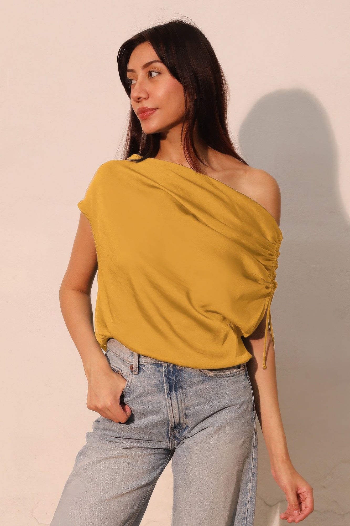 Senfgelber Washed-Poly-Seiden-Top, asymmetrisch drapiert mit Kordelzug