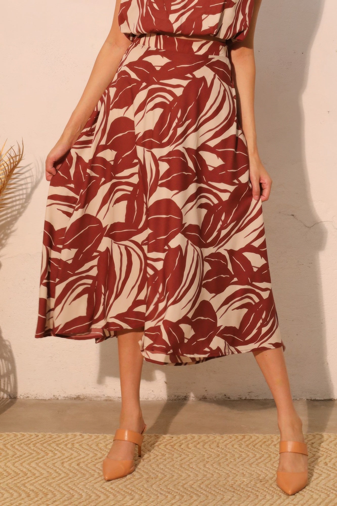 Lucca Leaf Midi Swing Skirt: bordeaux-witte leaf print, elastische taille en wijde midi-zwaai.