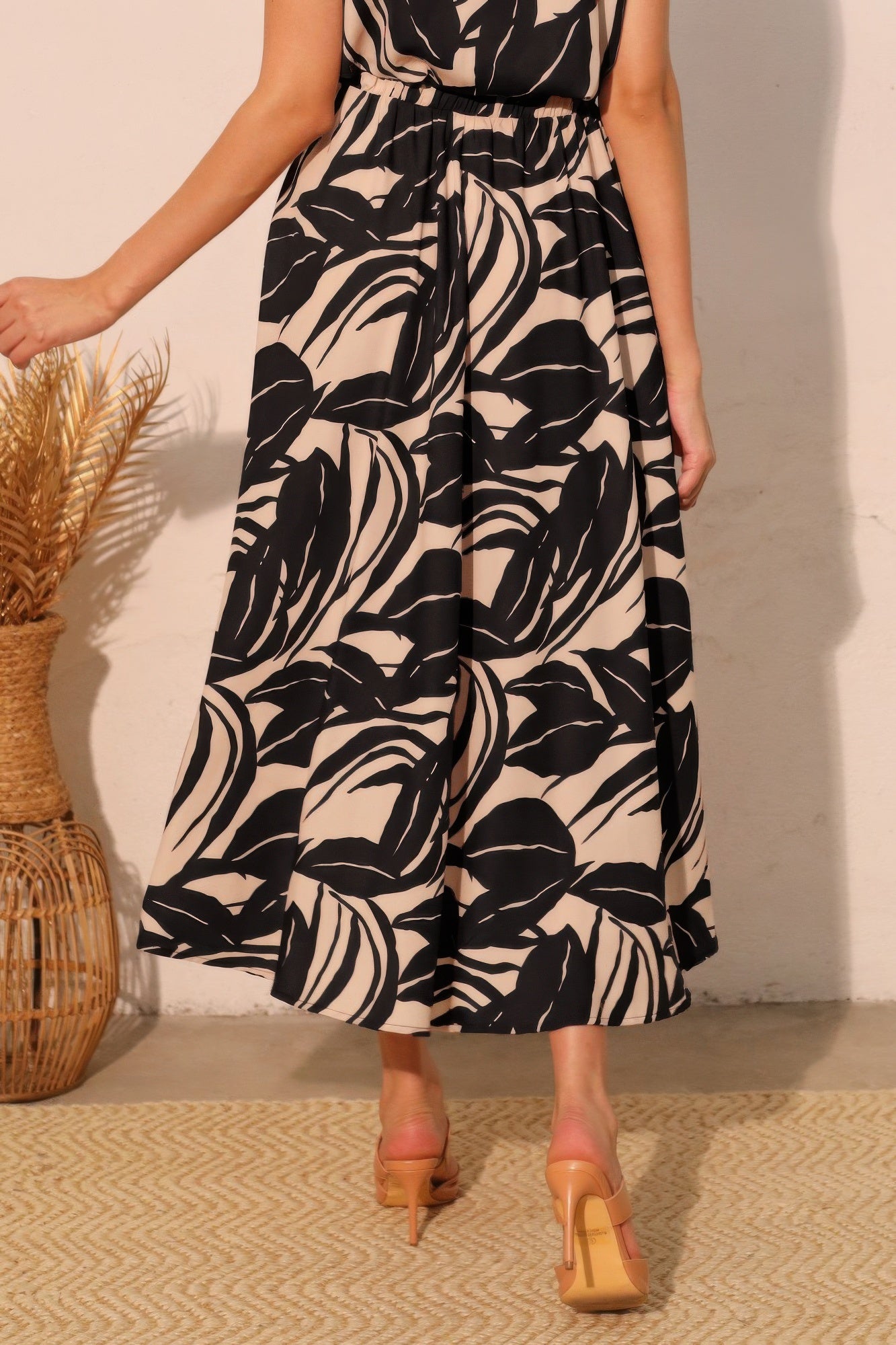 Lucca Leaf Midi Swing Skirt zwart-wit: geplooide swingrok met elastische taille en uitlopende zoom.