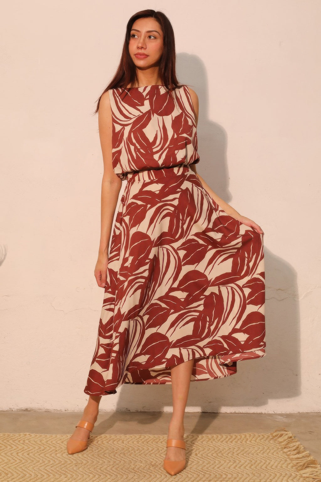 Lucca Leaf Midi Swing Skirt bordeaux: leaf print midi met rimpel-taille en uitlopende swingzoom.
