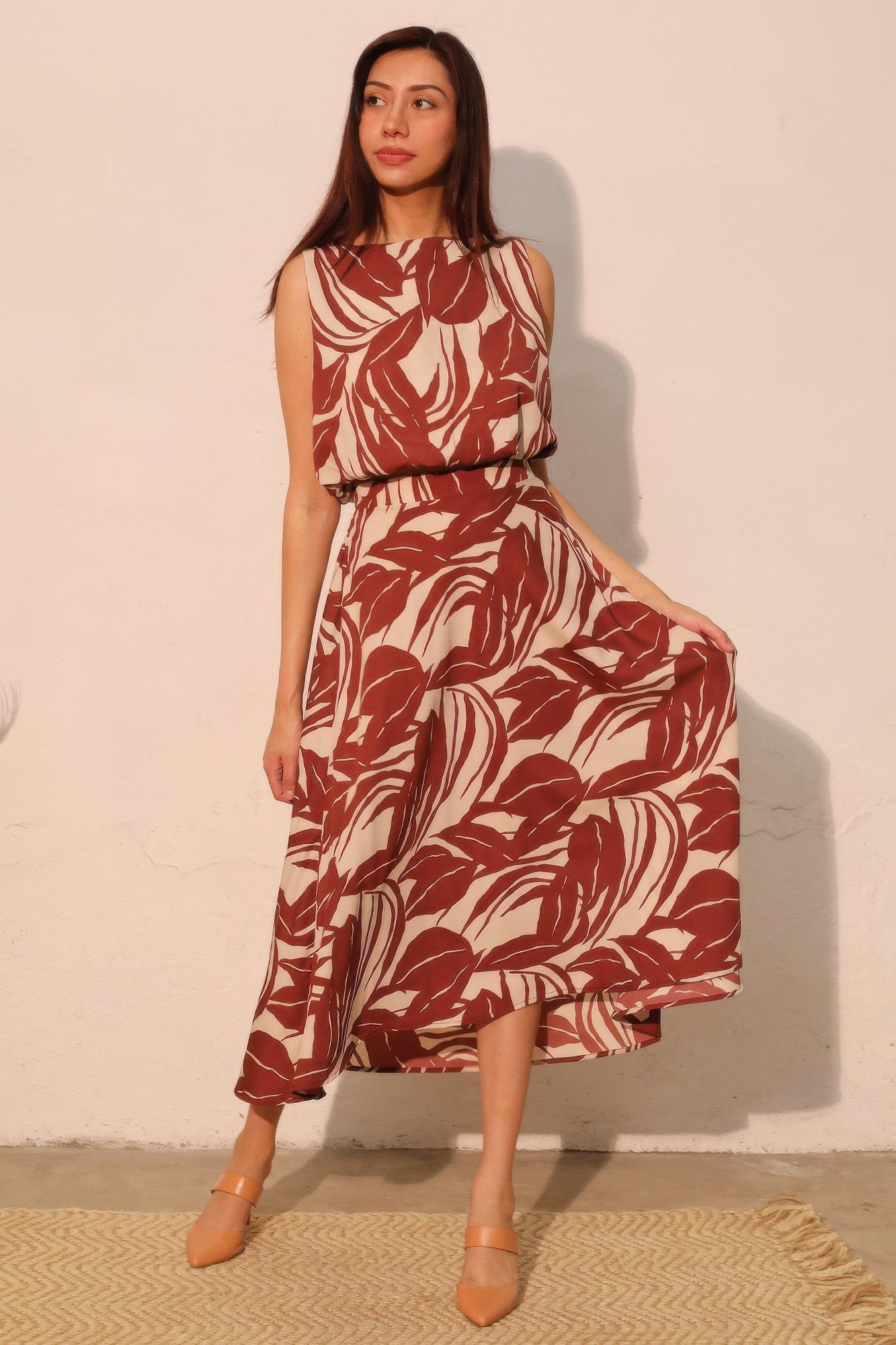 Lucca Leaf Midi Swing Skirt bordeaux: leaf print midi met rimpel-taille en uitlopende swingzoom.